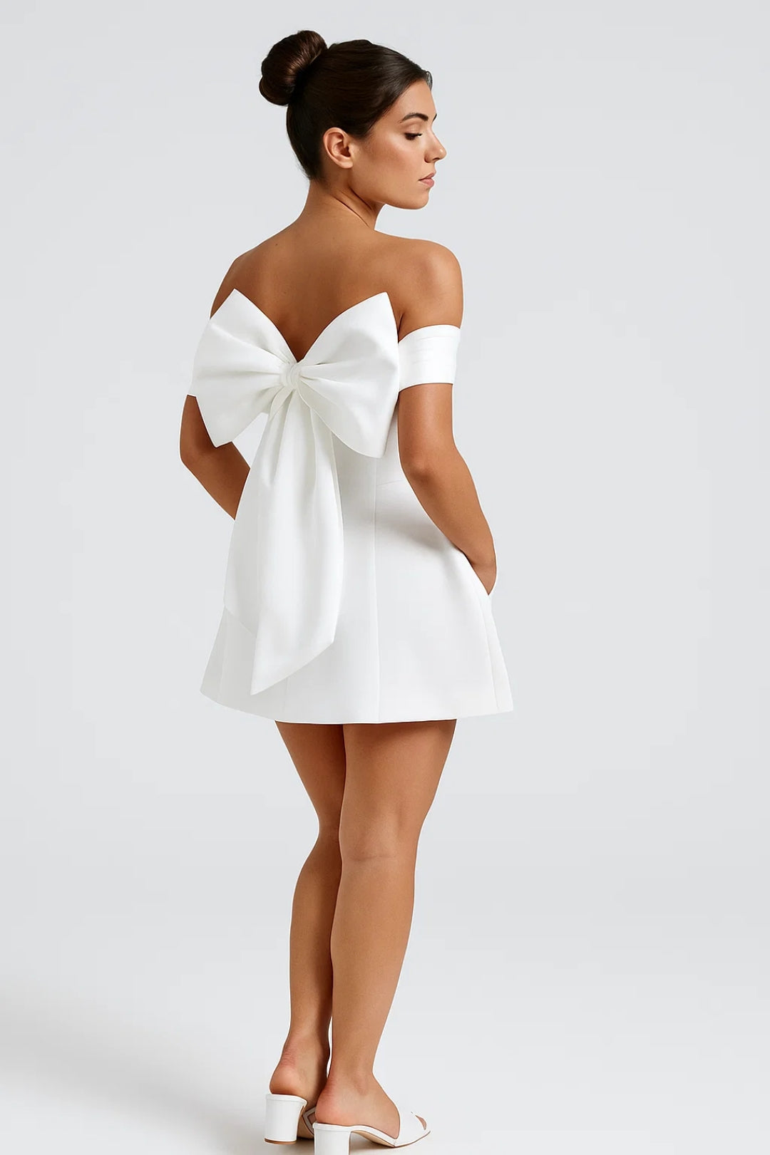 Feestjurk | Off-Shoulder Mini met Strikdetail | Elegant en Speels