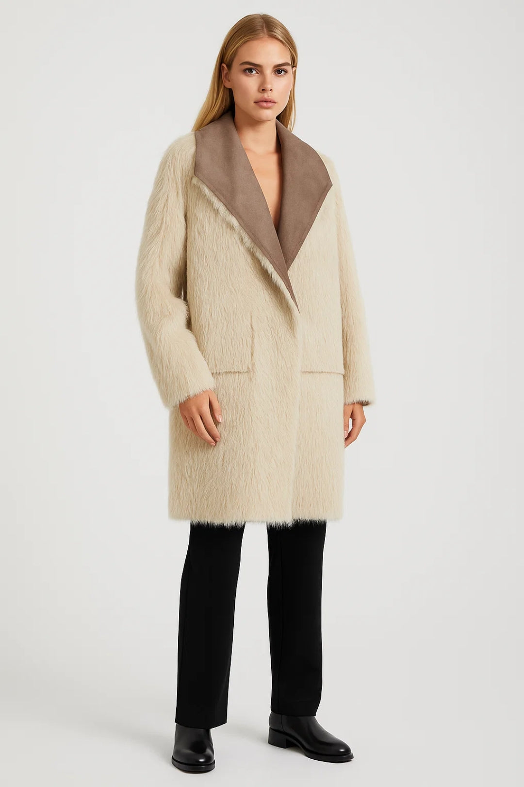 Lange Damesjas | Contrasterende Revers | Warmte en Luxe Gecombineerd