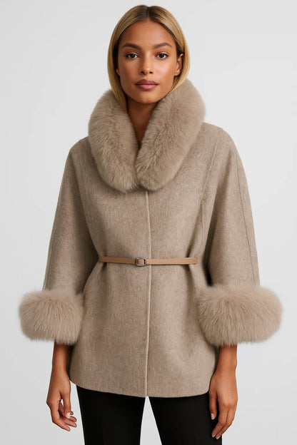 Damescape | Elegant Model met Faux Fur Afwerking | Warm en Stijlvol voor de Winter