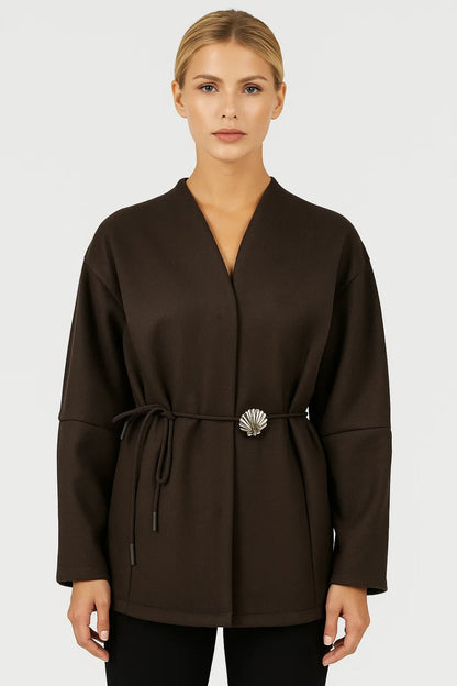 Damesjas Kort | Minimalistisch Design met Decoratieve Sluiting | Elegant en Verfijnd
