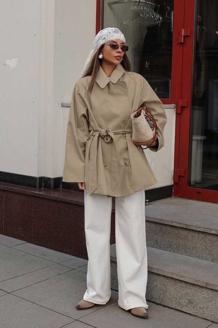 Fenna - Dames Korte Trenchcoat met Ceintuur en Verstelbare Taille