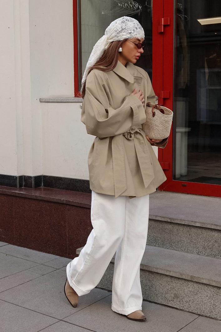 Fenna - Dames Korte Trenchcoat met Ceintuur en Verstelbare Taille