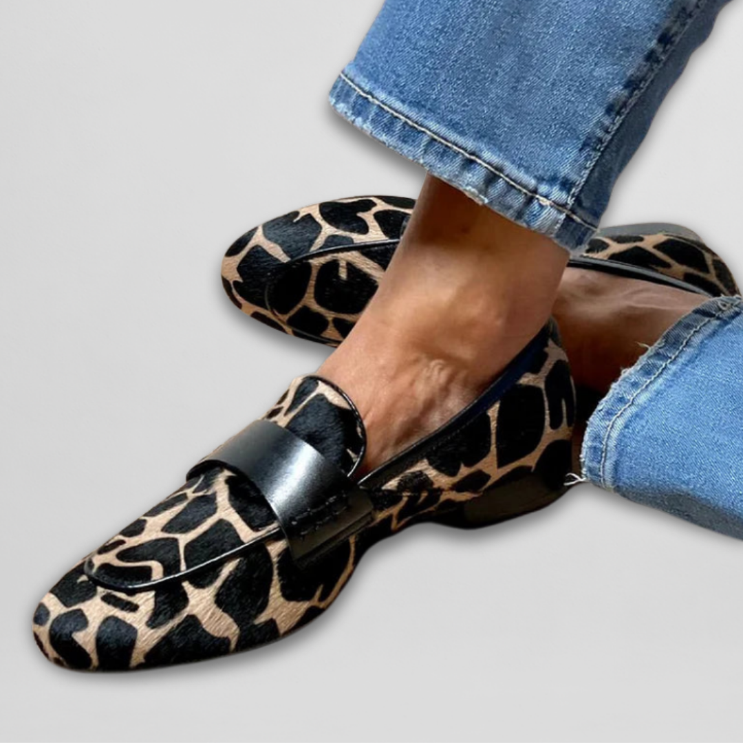 Fenna - Elegante Comfort Loafers Dames met Dierenprint en Banddetail