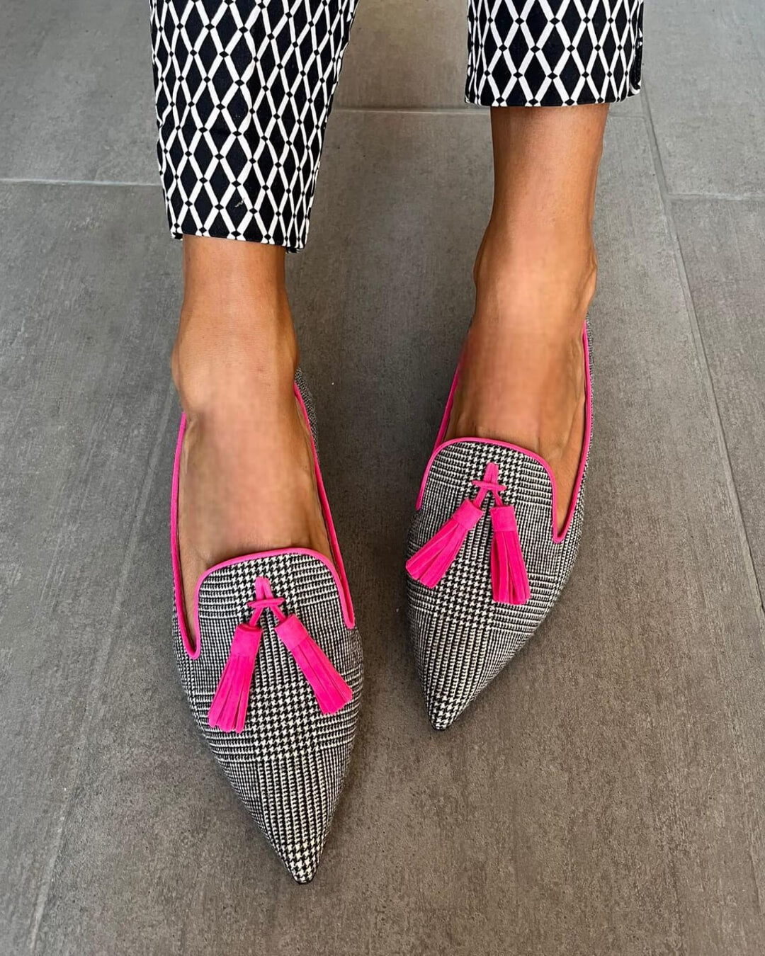 Floor - Stijlvolle Comfort Loafers Dames met Ruitpatroon en Roze Kwastjesdetail