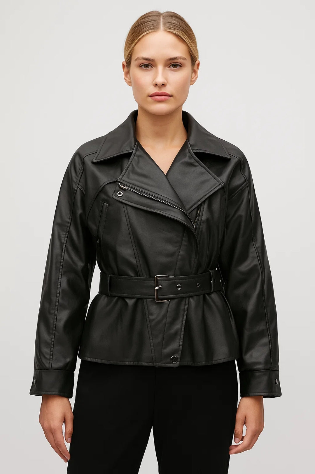 Korte Damesjas | Getailleerd Bikerdesign met Riem | Stoer en Verfijnd