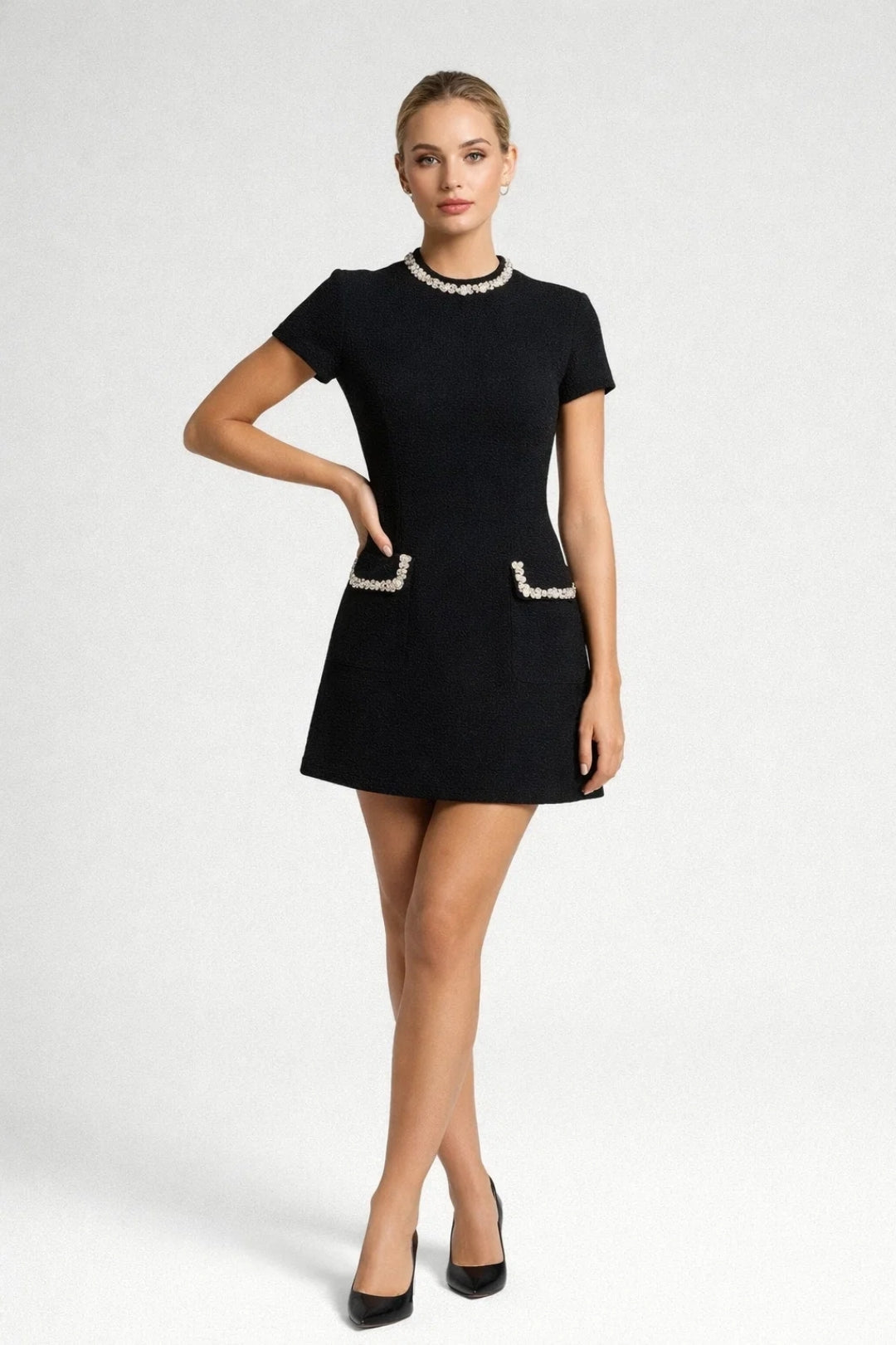 Mini Jurk Dames - A-lijn met Korte Mouwen en Parel Detail | Chique