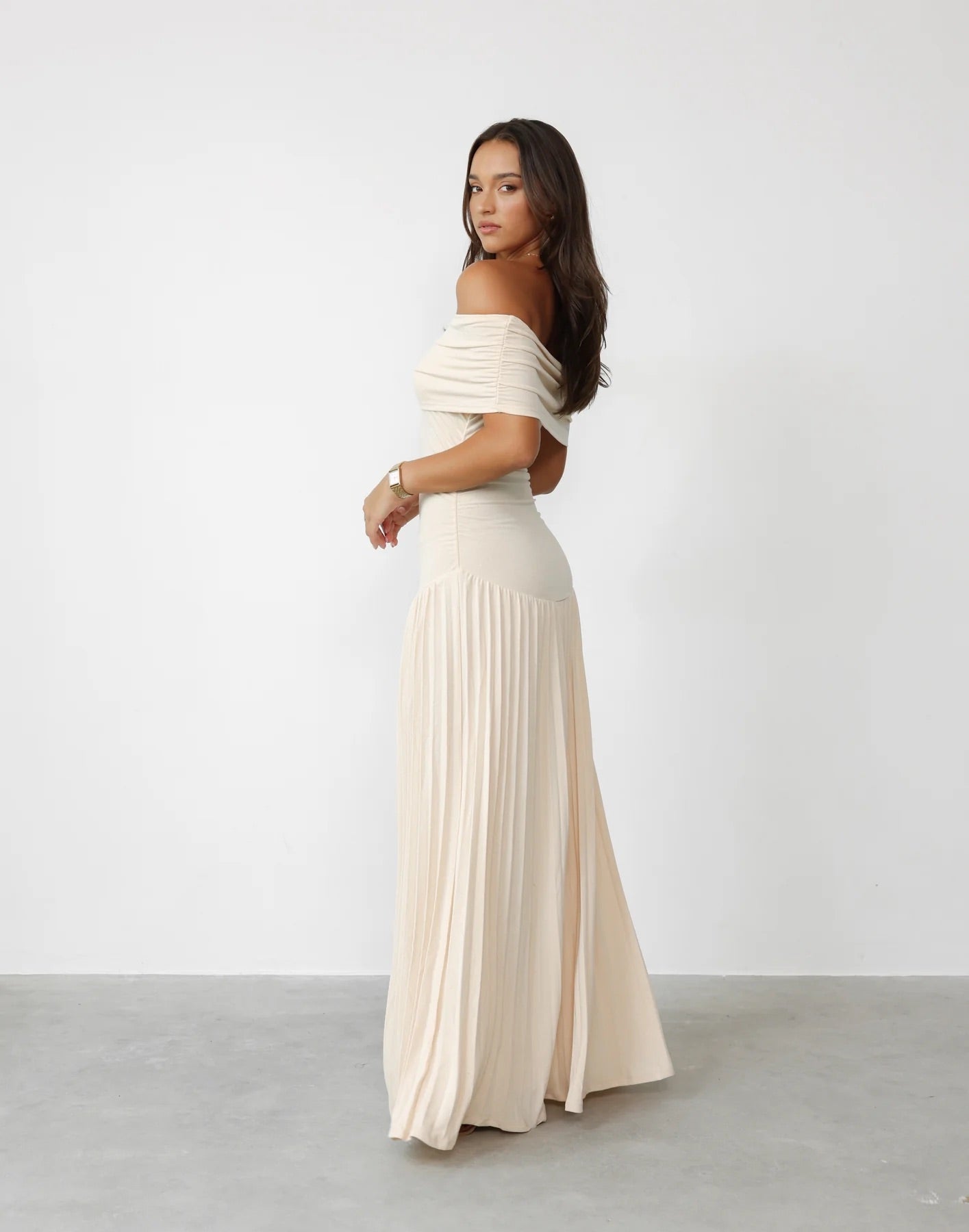 Lara - Chique Bruiloft Gastenjurk Dames met Off-Shoulder en Geplooide Maxi-rok