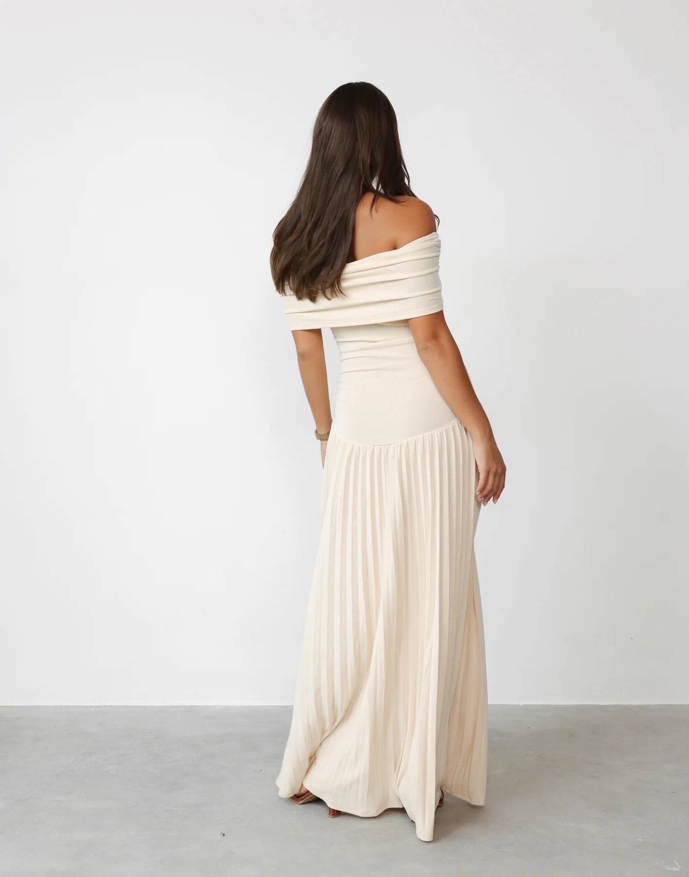 Lara - Chique Bruiloft Gastenjurk Dames met Off-Shoulder en Geplooide Maxi-rok