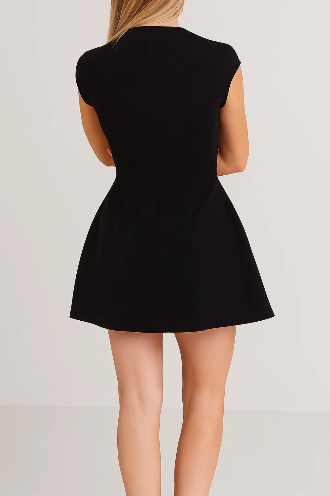 Mini Jurk met Hoge Hals | Getailleerde Pasvorm | Minimalistisch Design