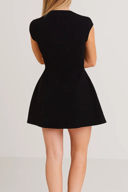 Mini Jurk met Hoge Hals | Getailleerde Pasvorm | Minimalistisch Design