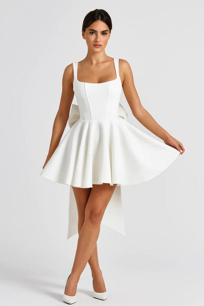 Mini Jurk met Vierkante Hals | Uitlopend Model met Rugstrik | Speelse Elegantie