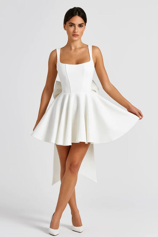 Mini Jurk met Vierkante Hals | Uitlopend Model met Rugstrik | Speelse Elegantie