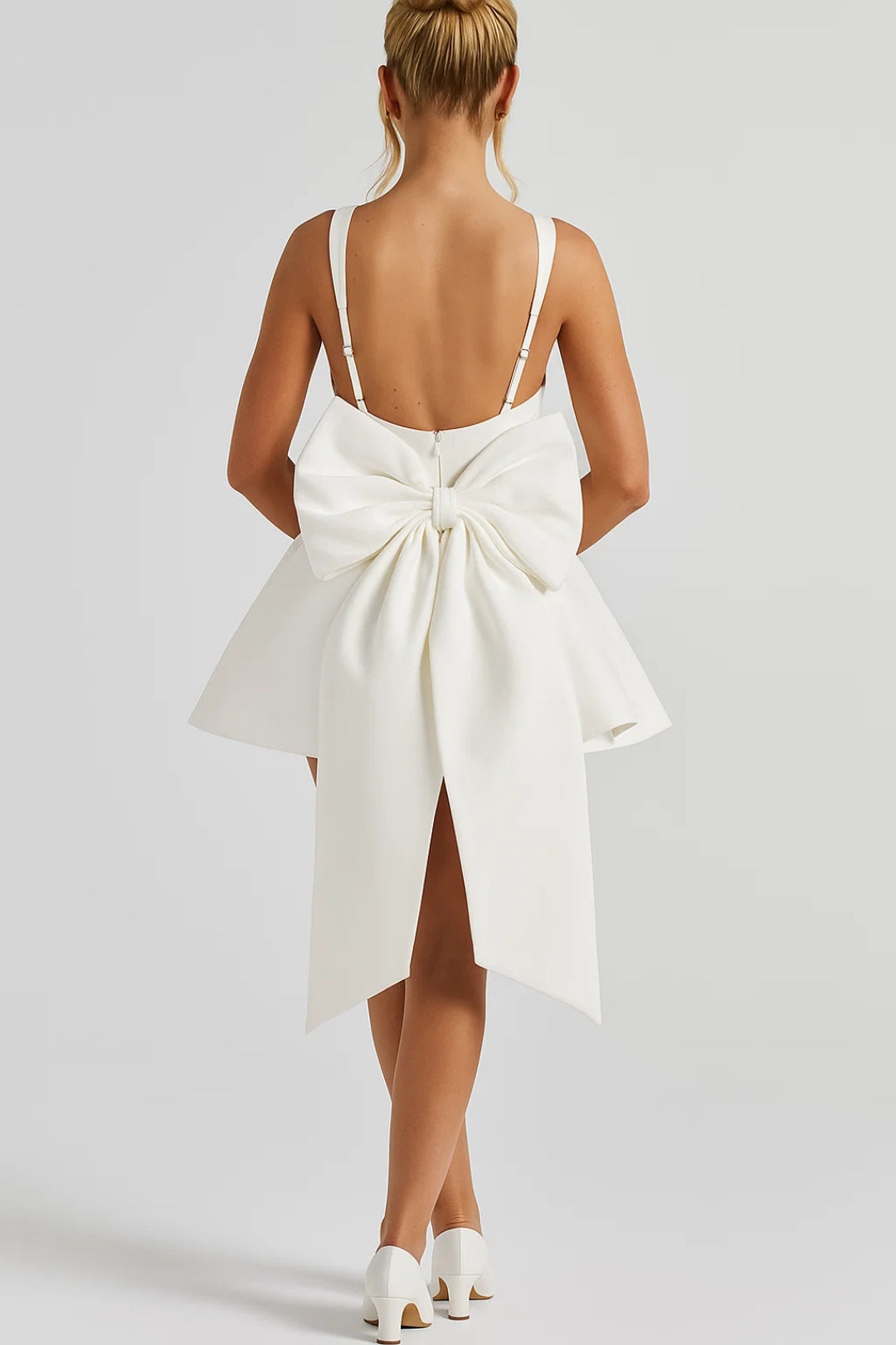 Mini Jurk met Vierkante Hals | Uitlopend Model met Rugstrik | Speelse Elegantie