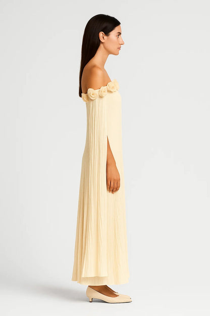 Off-Shoulder Maxi Jurk | Bloemendetail en Vloeiende Cape Mouwen | Elegant en Uniek