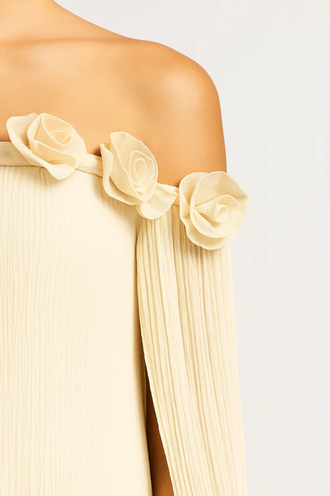 Off-Shoulder Maxi Jurk | Bloemendetail en Vloeiende Cape Mouwen | Elegant en Uniek