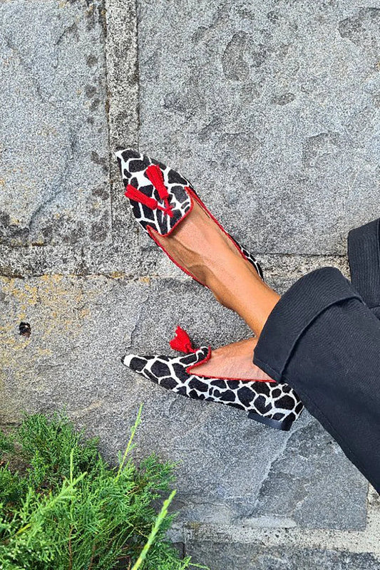 Roos - Stoere Comfort Loafers Dames met Dierenprint en Rood Kwastjesdetail