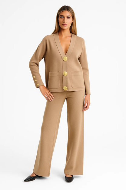 Set Met Gouden Knopen | Rechte Pantalon en Diepe V-Hals | Modern en Verfijnd