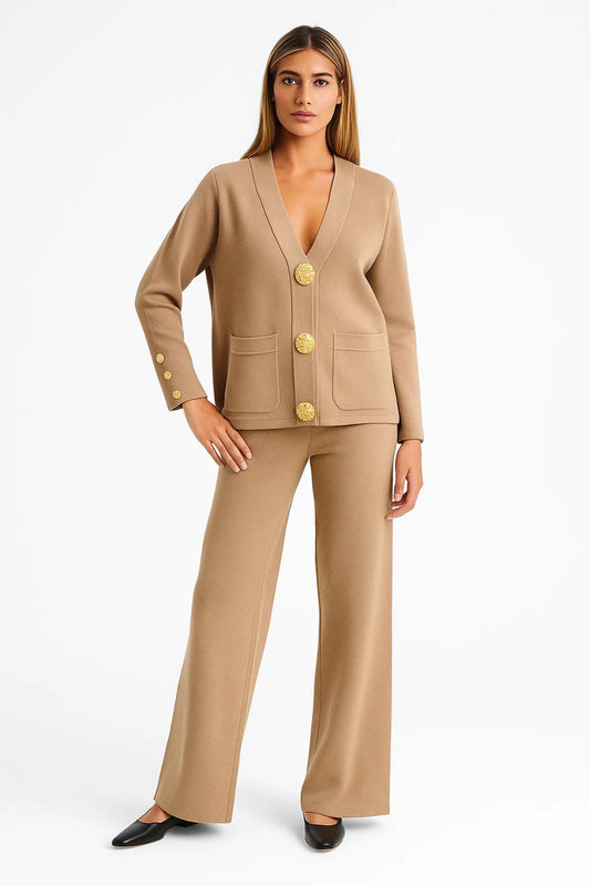 Set Met Gouden Knopen | Rechte Pantalon en Diepe V-Hals | Modern en Verfijnd