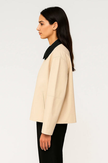 Minimalistische Damesjas | Rechte Snit met Contrasterende Kraag | Modern en Verfijnd